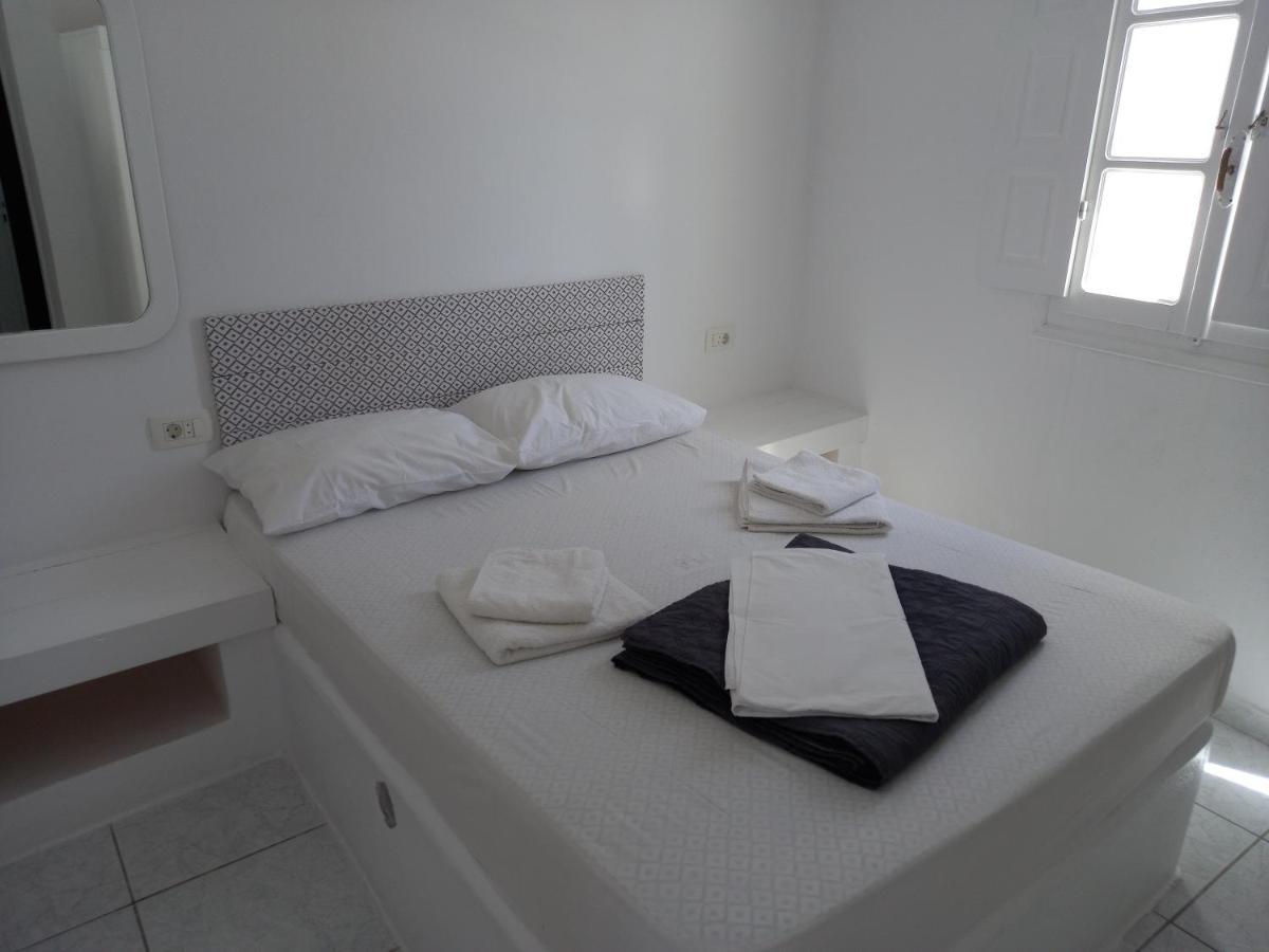 Aparthotel Three Harites à Períssa Extérieur photo