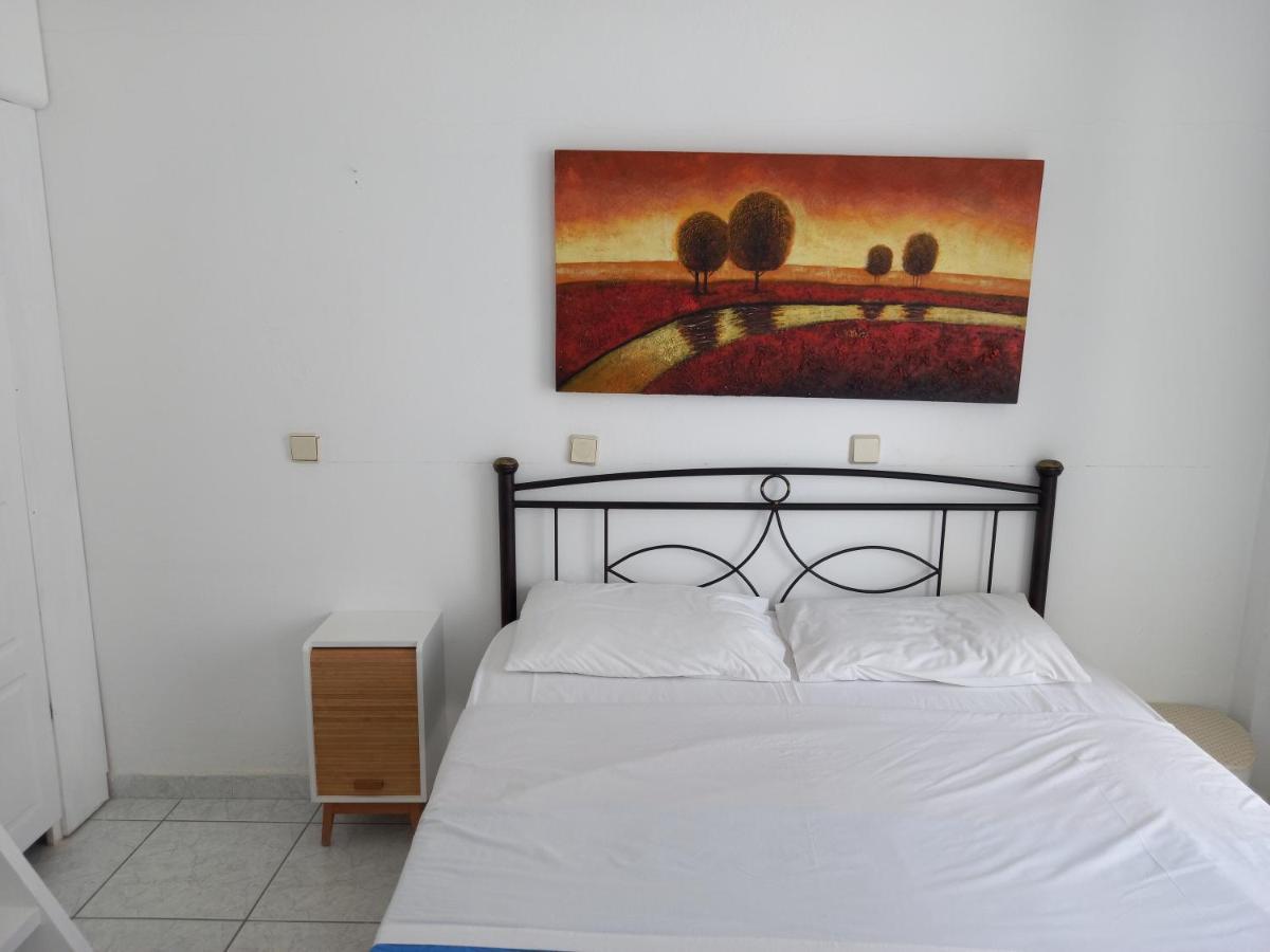 Aparthotel Three Harites à Períssa Extérieur photo