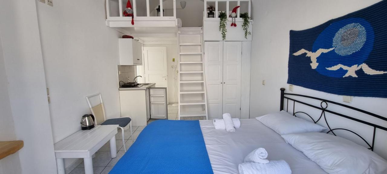 Aparthotel Three Harites à Períssa Extérieur photo
