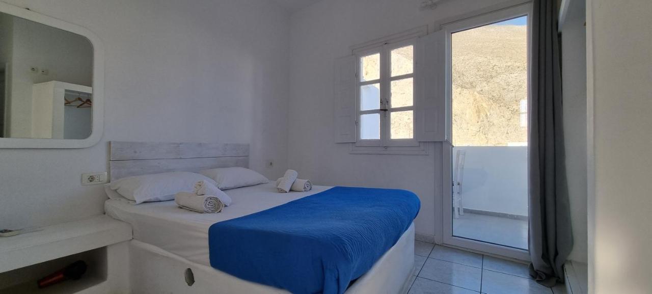 Aparthotel Three Harites à Períssa Extérieur photo