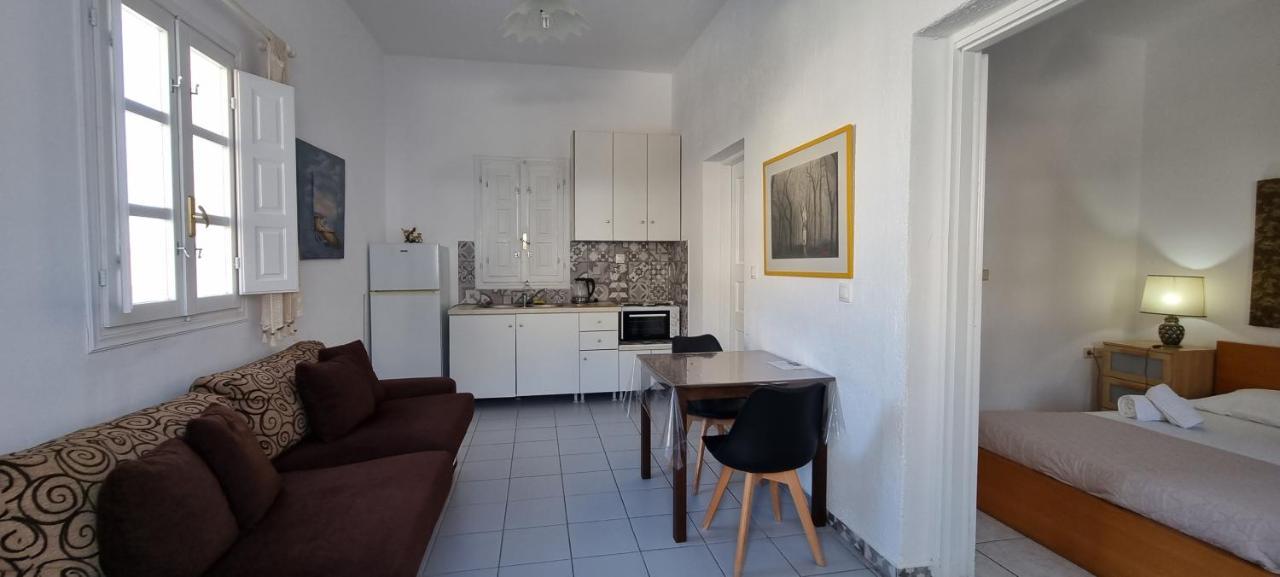 Aparthotel Three Harites à Períssa Extérieur photo
