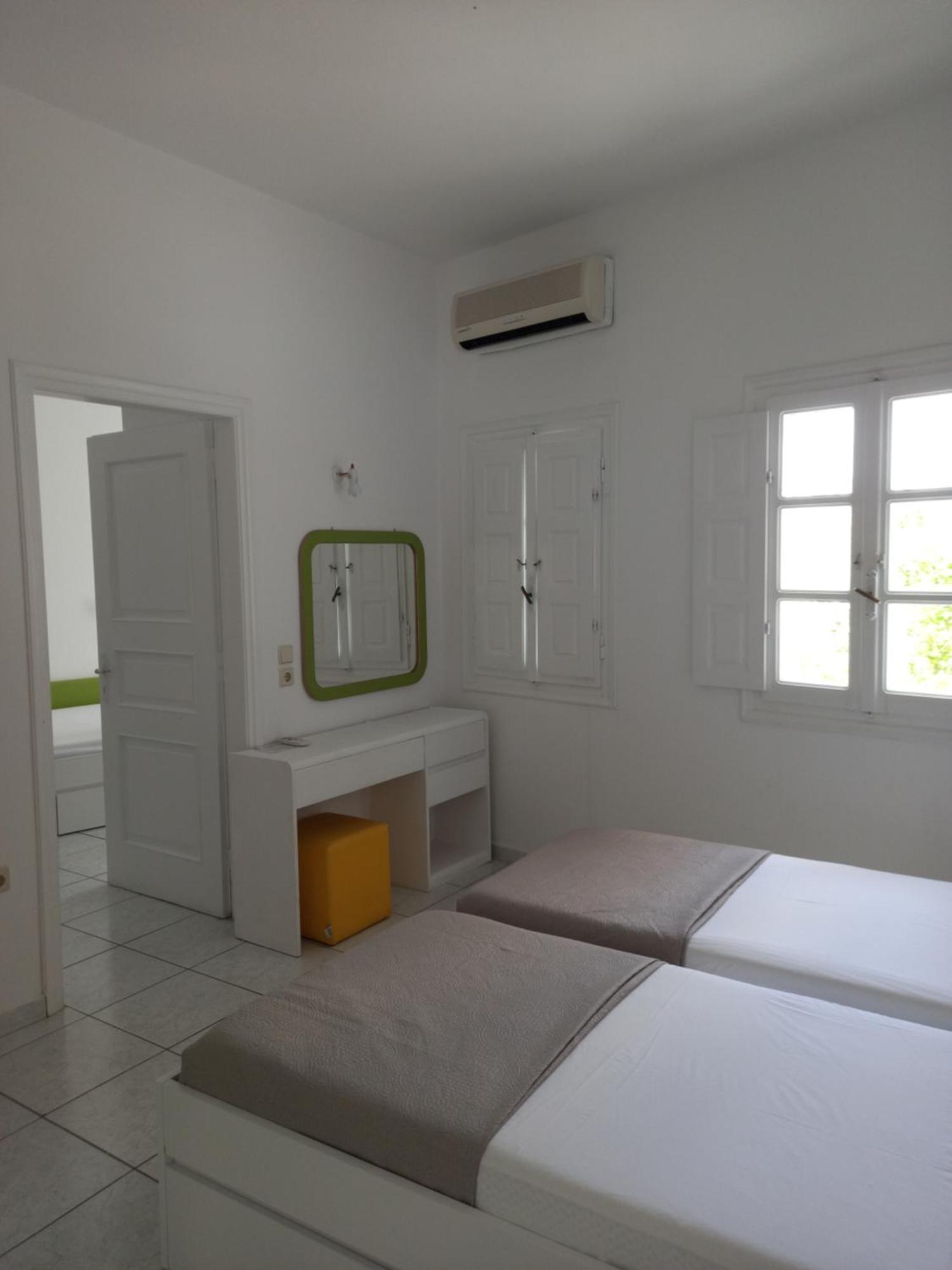 Aparthotel Three Harites à Períssa Chambre photo