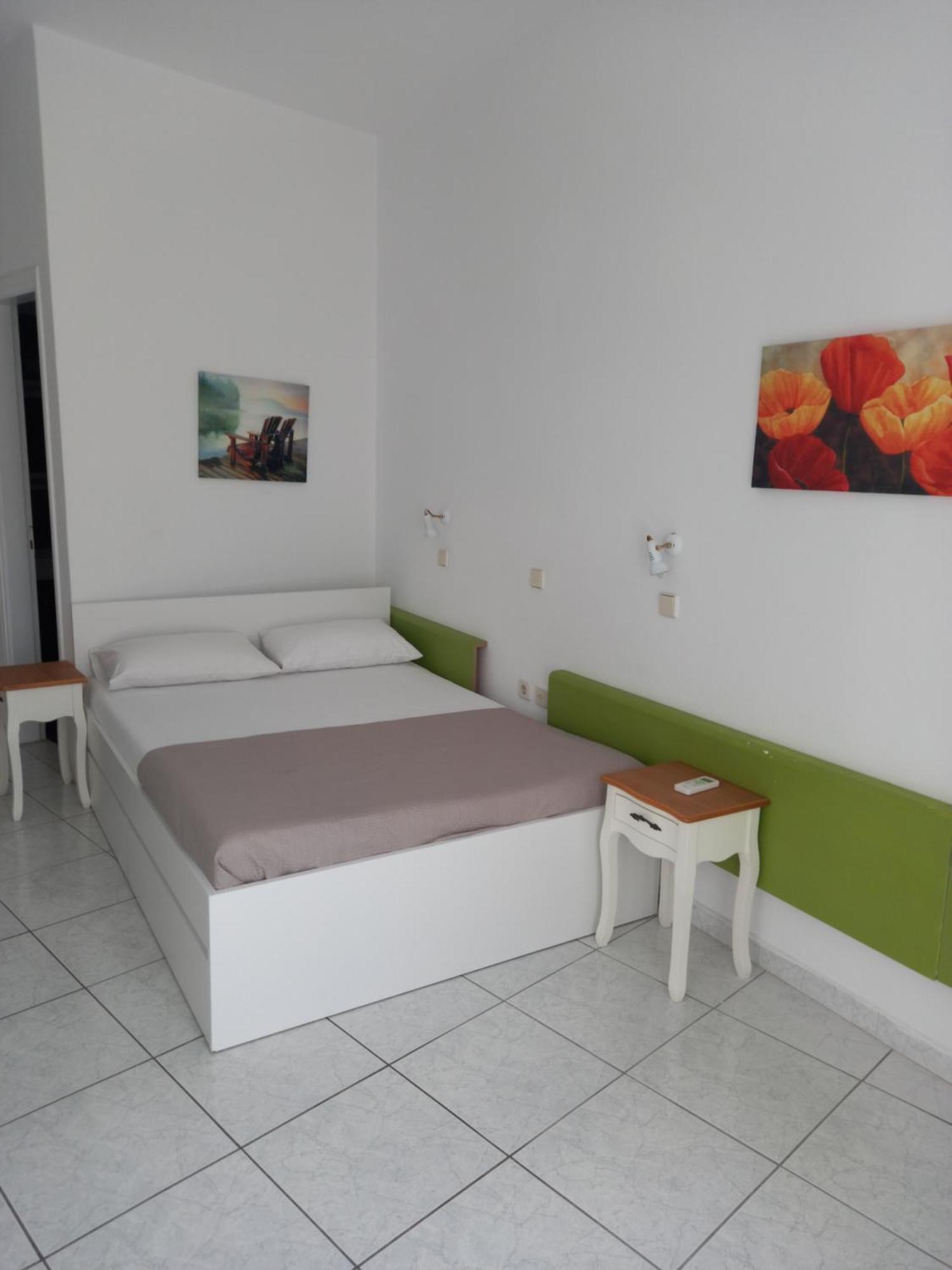 Aparthotel Three Harites à Períssa Chambre photo