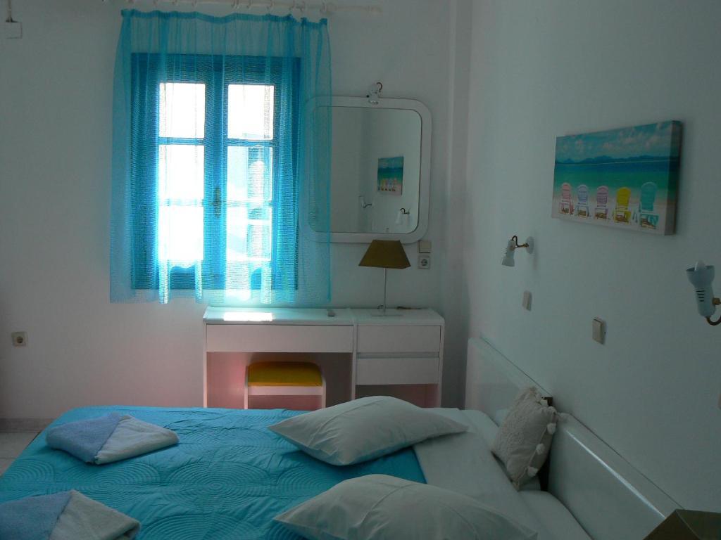 Aparthotel Three Harites à Períssa Extérieur photo