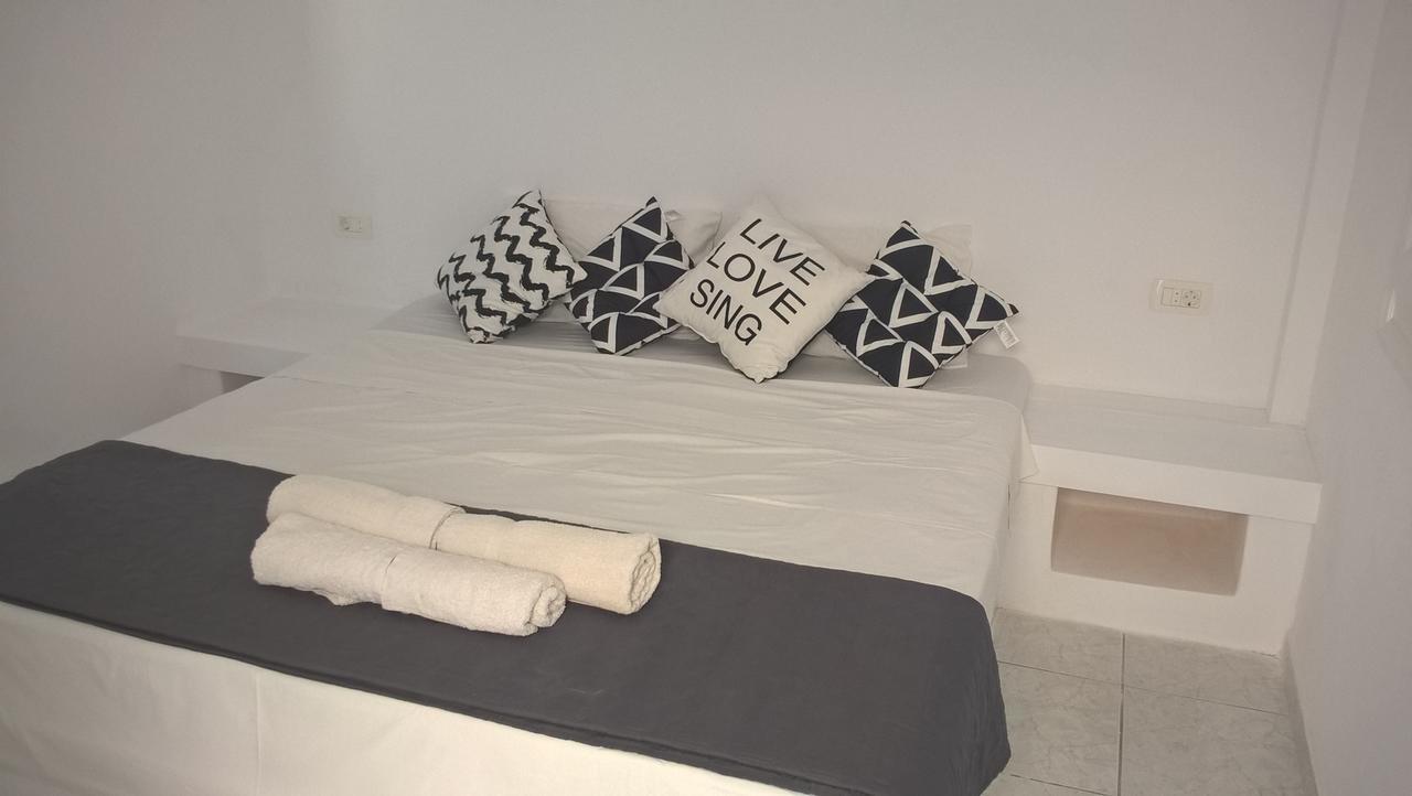 Aparthotel Three Harites à Períssa Extérieur photo