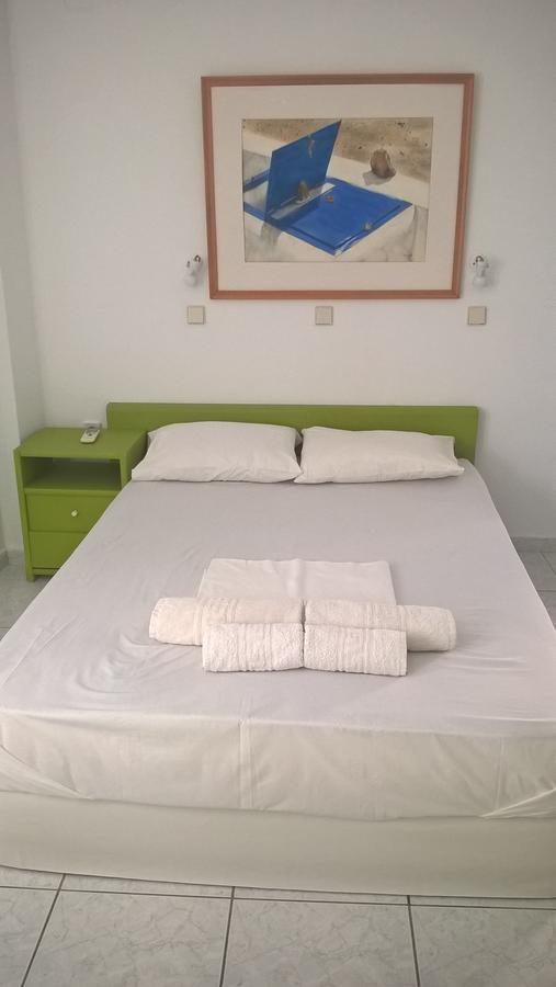 Aparthotel Three Harites à Períssa Extérieur photo