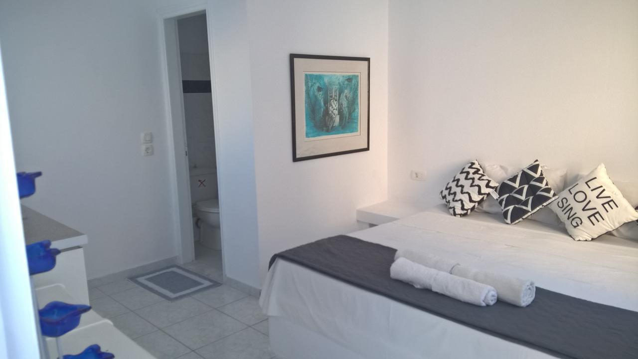 Aparthotel Three Harites à Períssa Extérieur photo